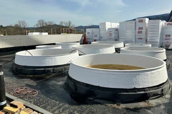 Montierte Aufsetzkr�nze f�r die Lichtkuppeln.j