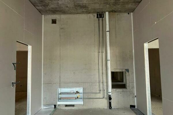 Die ersten Heizkreisverteiler f�r die Fu�bodenheizung sind montiert.