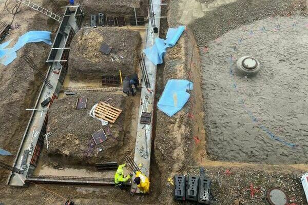 Fundamente Verbindungsgang teilweise betoniert - rechter Bildrand Teilansicht der Rigole