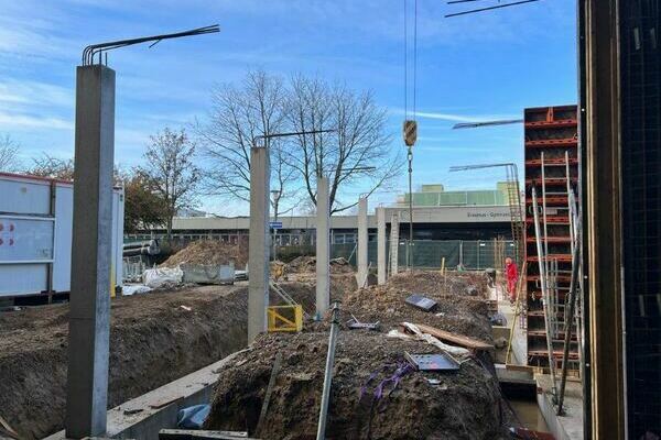 Verbindungsgang mit St�tzen - Blick Richtung Schule im Bestand
