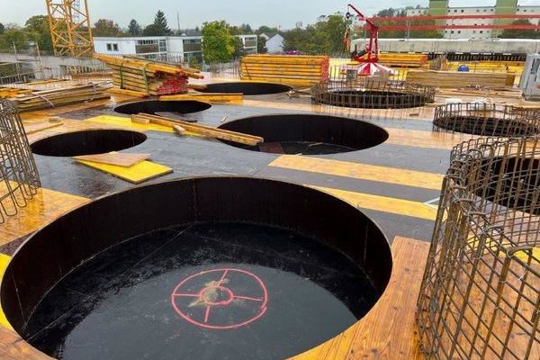 Runde Dach�ffnungen in der Schalung f�r Glaskuppeln �ber der Aula