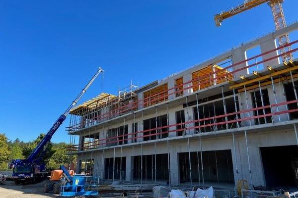 Ansicht Westseite mit Schalhilfen f�r Betonfertigteile Dach�berstand