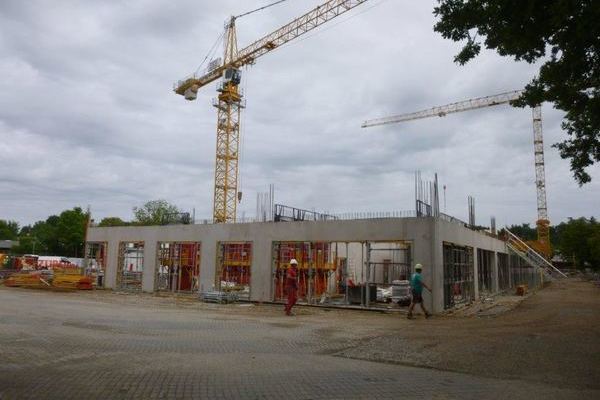 Baustellenansicht mit fertiggestellten Erdgeschossw�nden