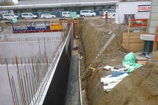 Kellerwand mit Abdichtung in Baugrube