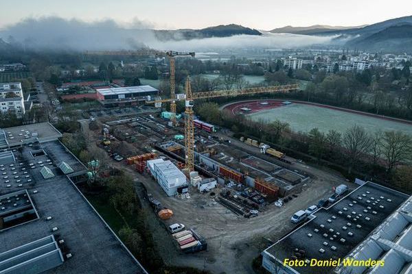 Luftaufnahme Baustelle mit Stadion und Sporthallen