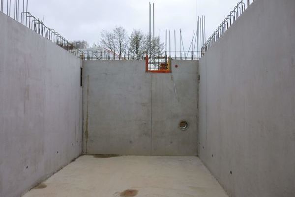 Betonwand mit Durchbr�chen