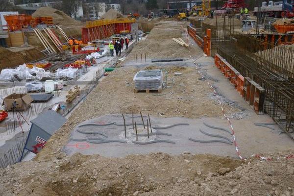 Wellenf�rmige Stangen liegen auf dem Boden