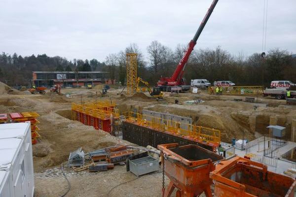 Kellergeschoss im Hintergrund ein roter Autokran