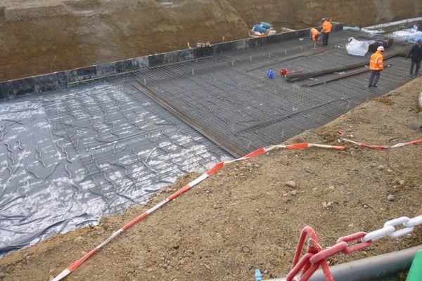 Metallst�be zu einer Form auf den Boden gelegt.j