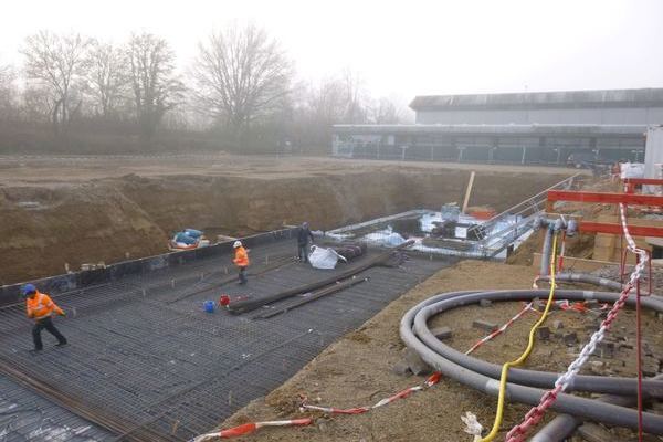 Arbeiter am tragen von Metallst�ben.j