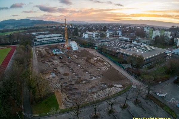 Baufeld und das Bildungszentrum aus der Vogelperspektive