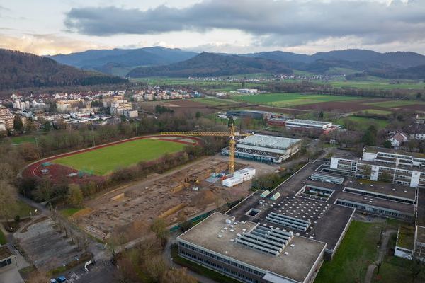 Das gesamte Bildungszentrum mit dem Baufeld aus der Luft