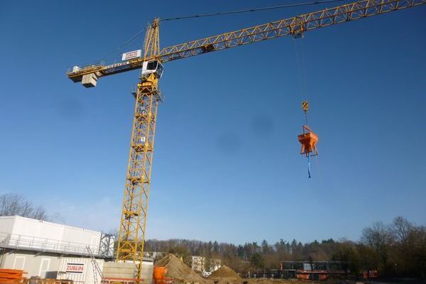 Kran transportiert Material