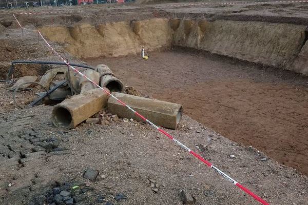 Ausgehobener Keller und rotes Absperrband