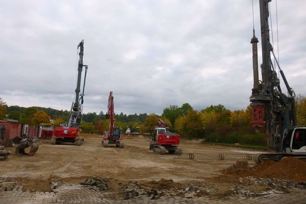 Baufeld mit zwei Bohrger�ten.j