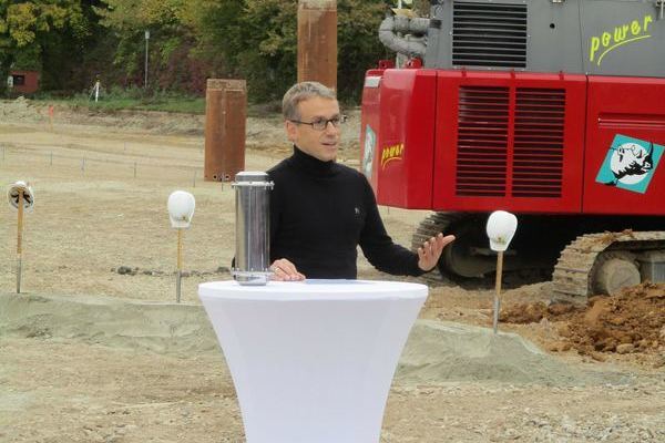 Herr Engler, Architekt h�lt eine Rede am runden Tisch.j