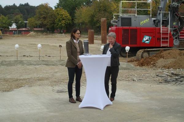 Die Rektorinnen, Frau Bohlen und Frau Heeg halten eine Rede
