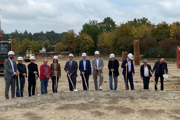 Die drei B�rgermeister, die Rektorinnen und Amtsleiter aus der verwaltung, stehen mit den Spaten auf dem Baufeld