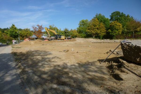 Baufeld mit einem Bagger