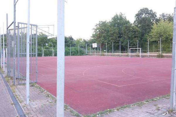 alter Sportplatz ohne Zaun